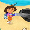Dora nettoie la plage